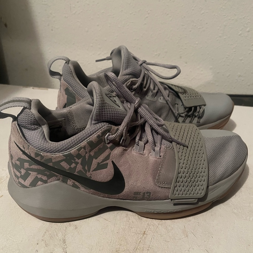 Nike court shoes. Great shape - used 1 season gr.8